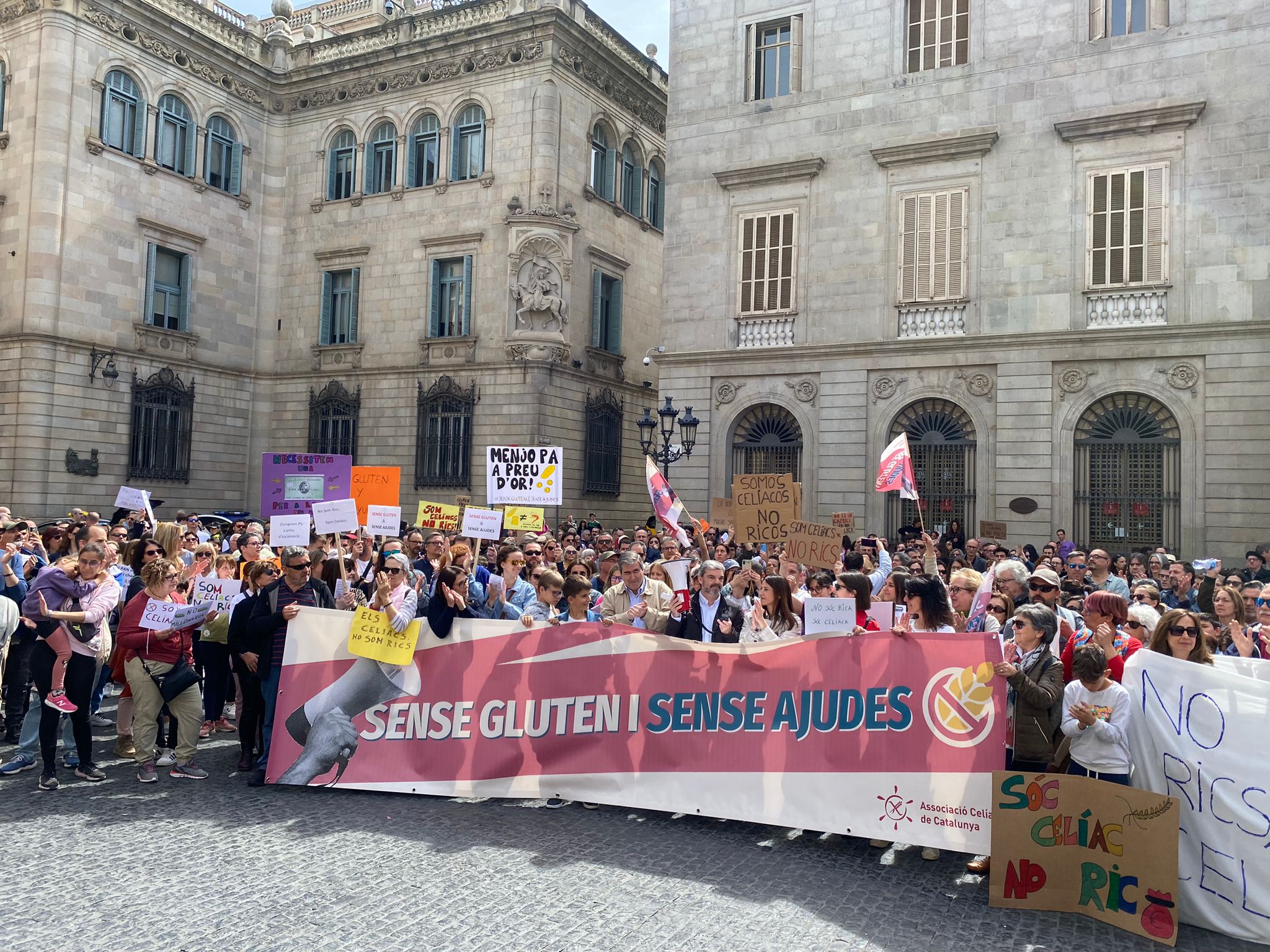 Un millar de personas se manifiestan en Barcelona para denunciar la falta de ayudas y el agravio económico que sufren las personas con celiaquía